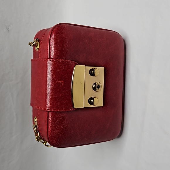Cinti Red Leather Square Long Gold Chain Crossbody Bag With Lock and Key - Picture 15 of 16